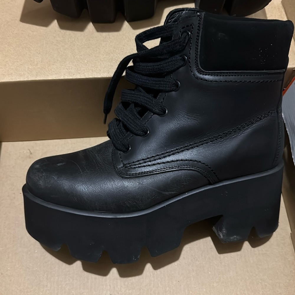 Shelly’s london platform boots with laces